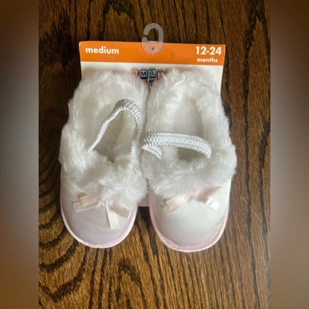 Small steps fluffy slippers Sz. 12-24 months NWT white